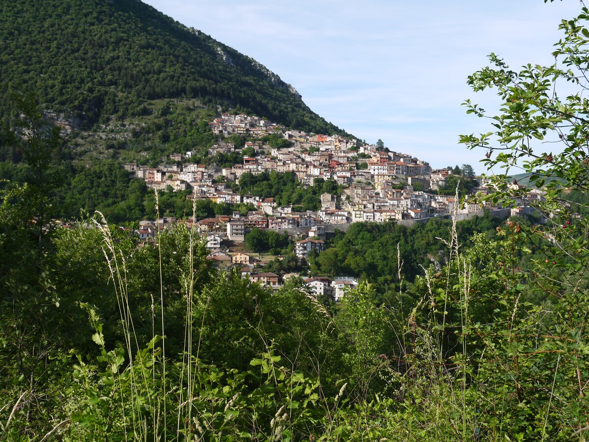 The old quarter of Capistrello, seen from the road through the Valle Roveto
