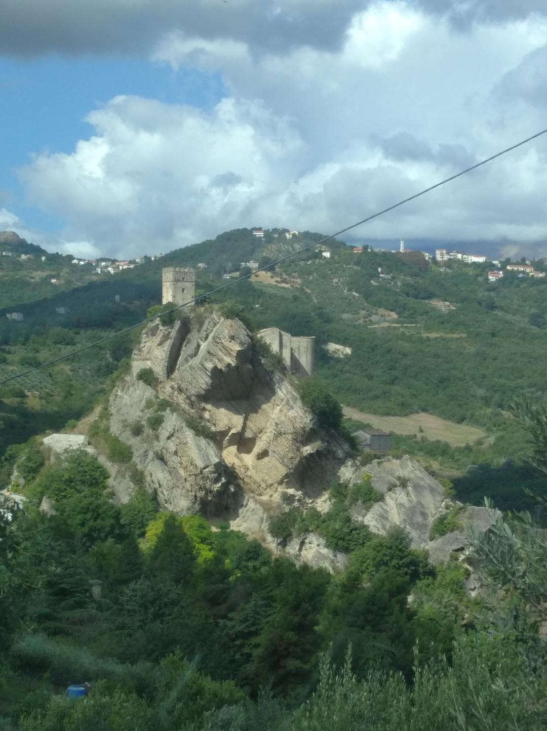 Roccascalegna castle