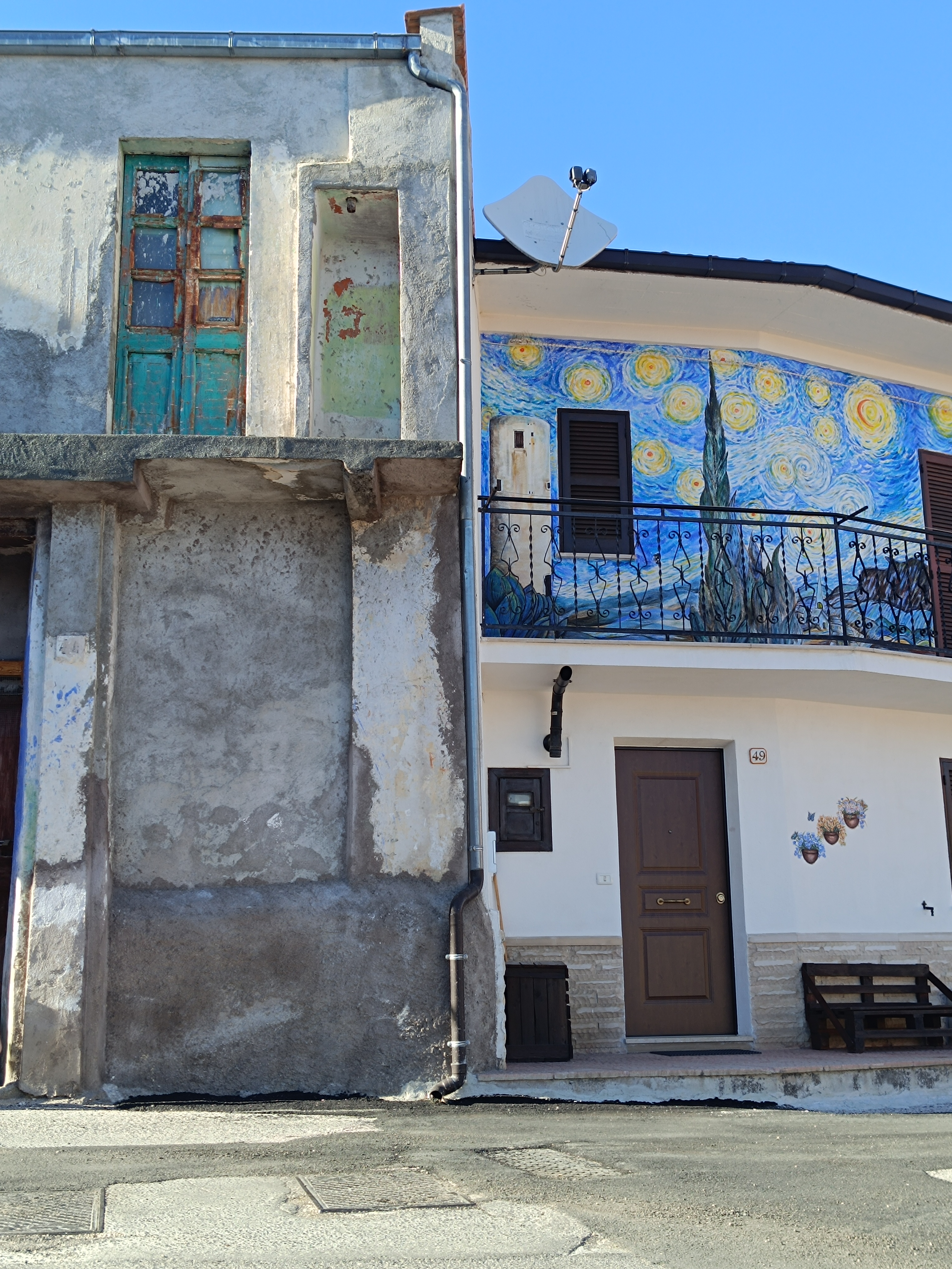 Two adjacent houses in Aielli — one ancient, one restored