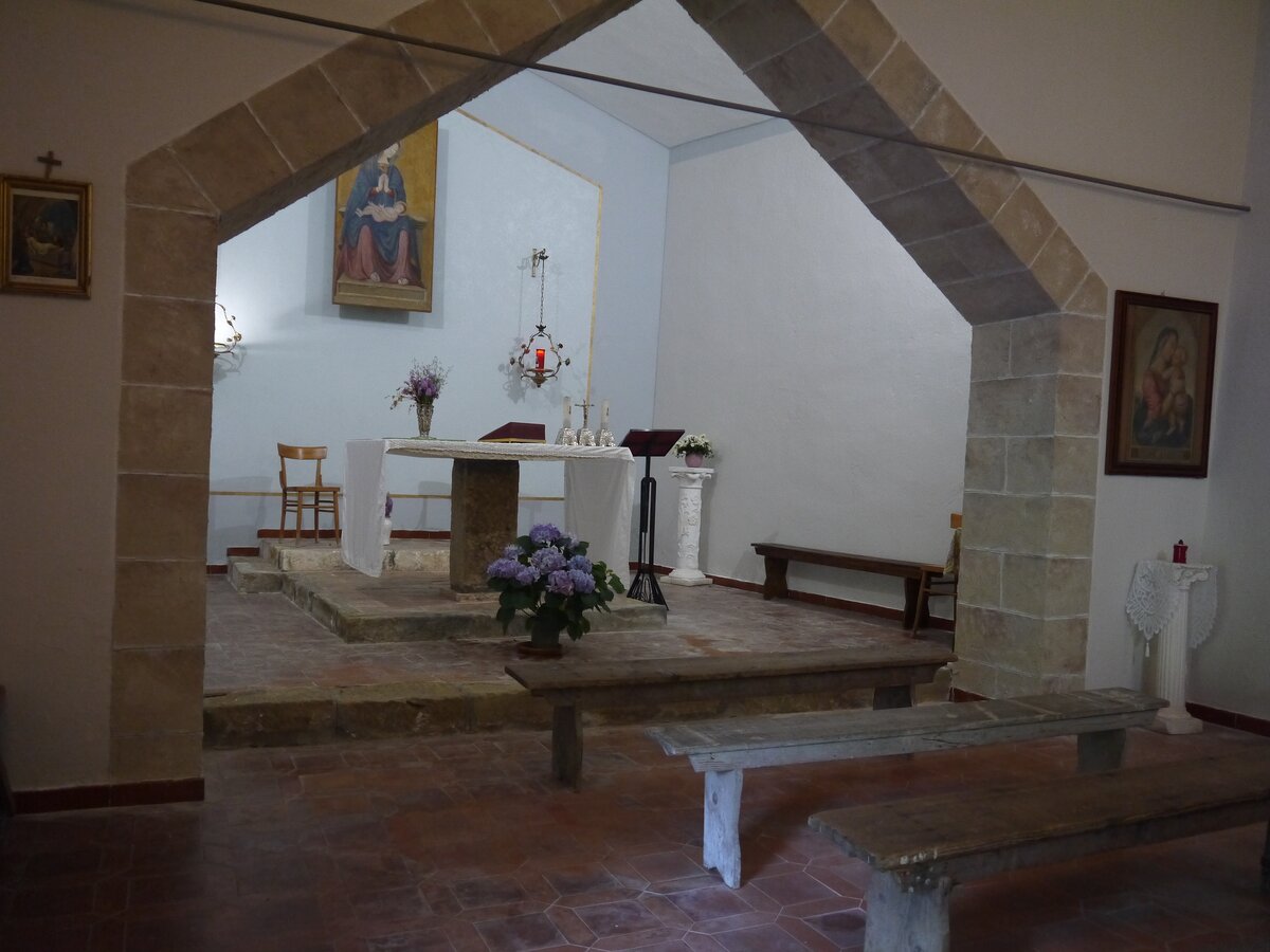 Interior of the small mountain chapel above Canistro Superiore