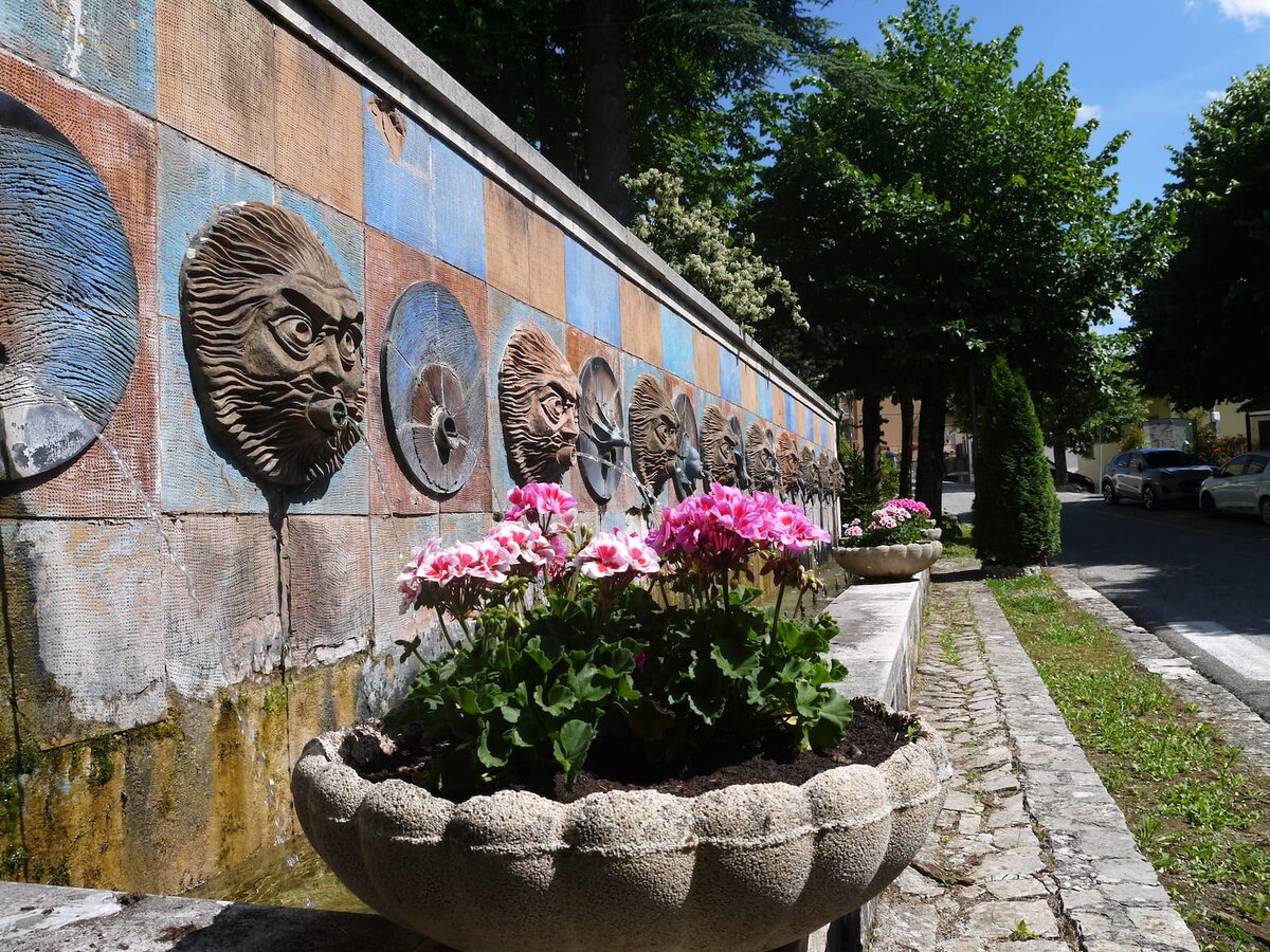 Fountain of the Masks, Canistro, wide view