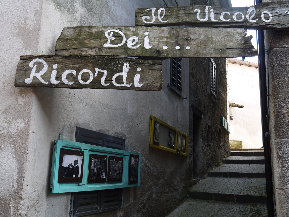 The hand-painted sign for Il Vicolo dei Ricordi, the alley of memories, in Canistro Superiore