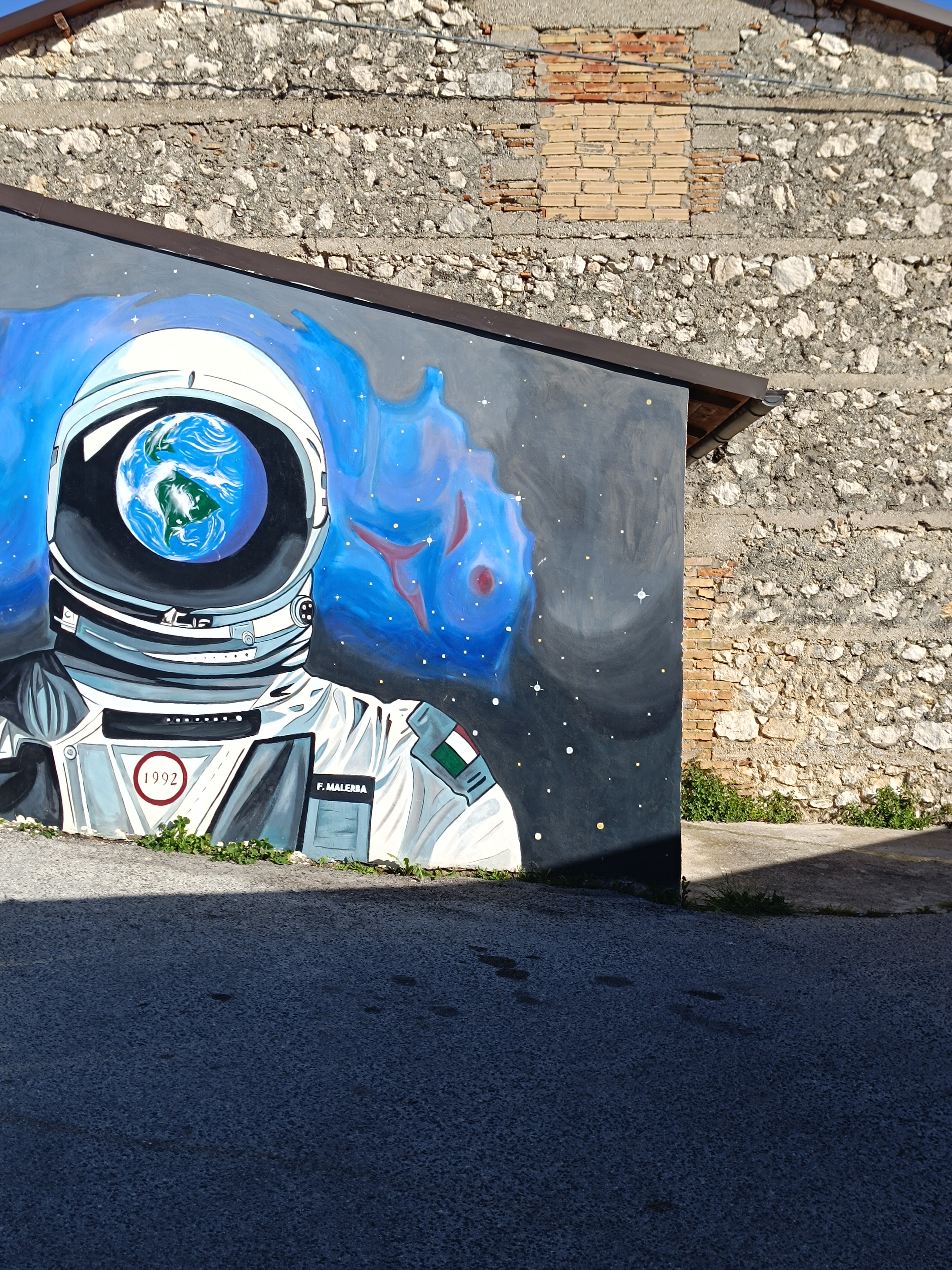 Astronaut mural in Aielli