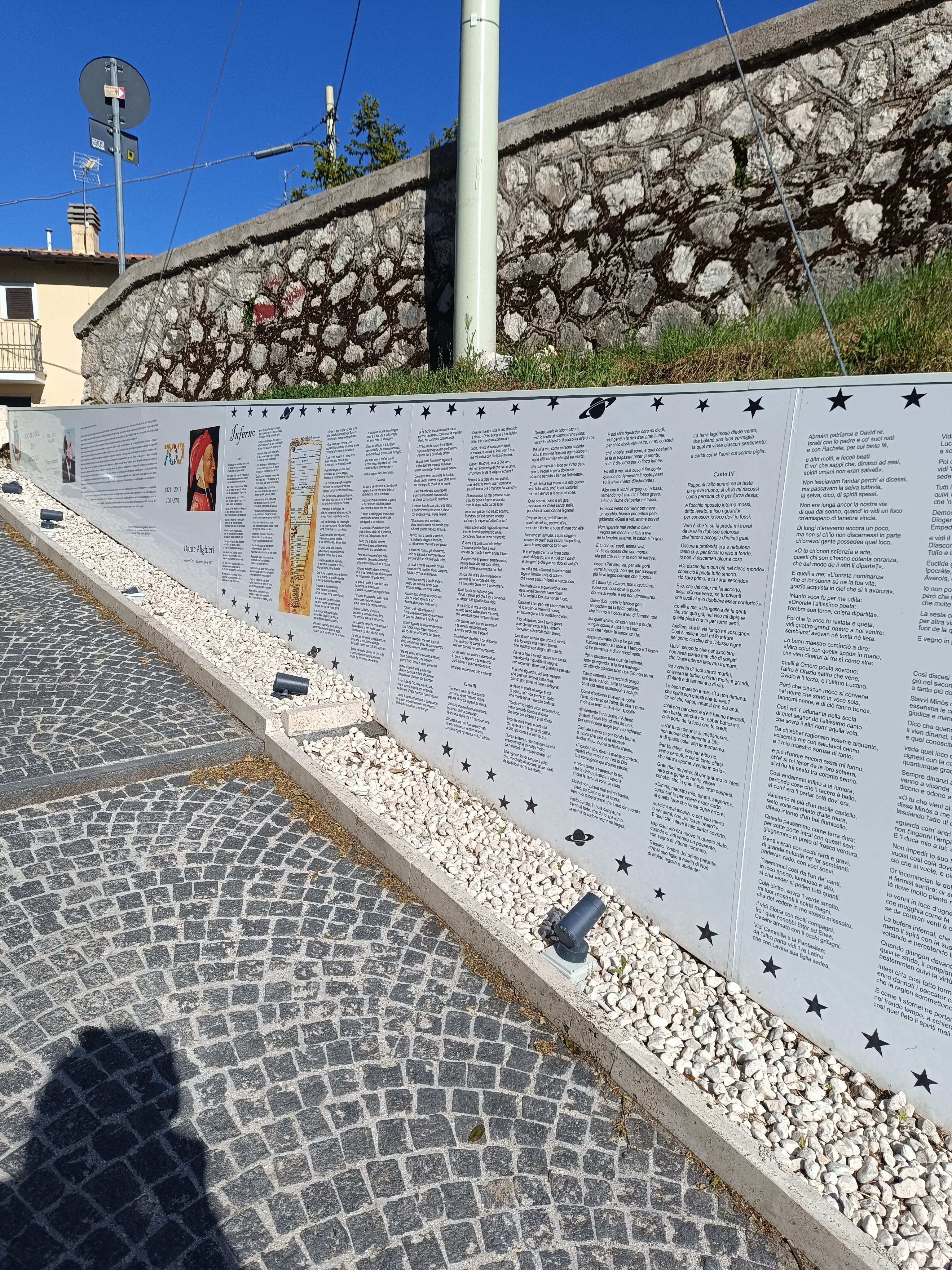Wall with the text of Dante's Divina Commedia in Aielli
