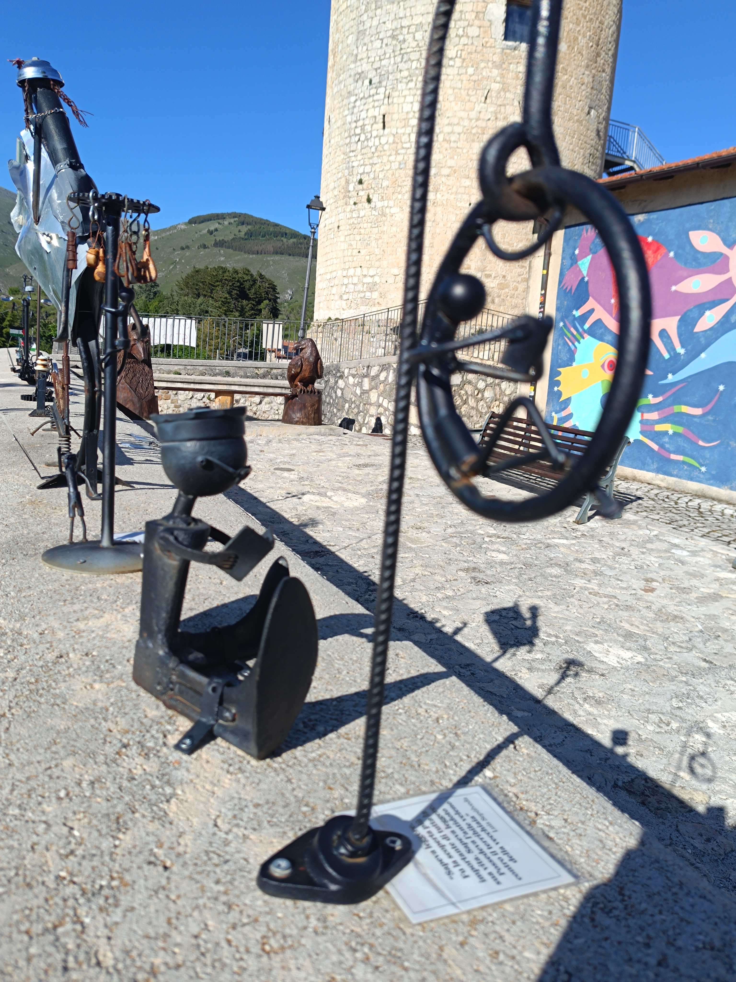 Art installations made of recycled metal in Aielli