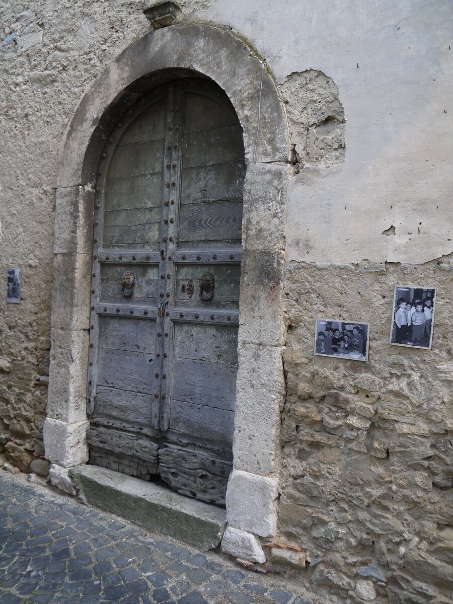The entrance of Palazzo Vecchiarelli in Canistro Superiore