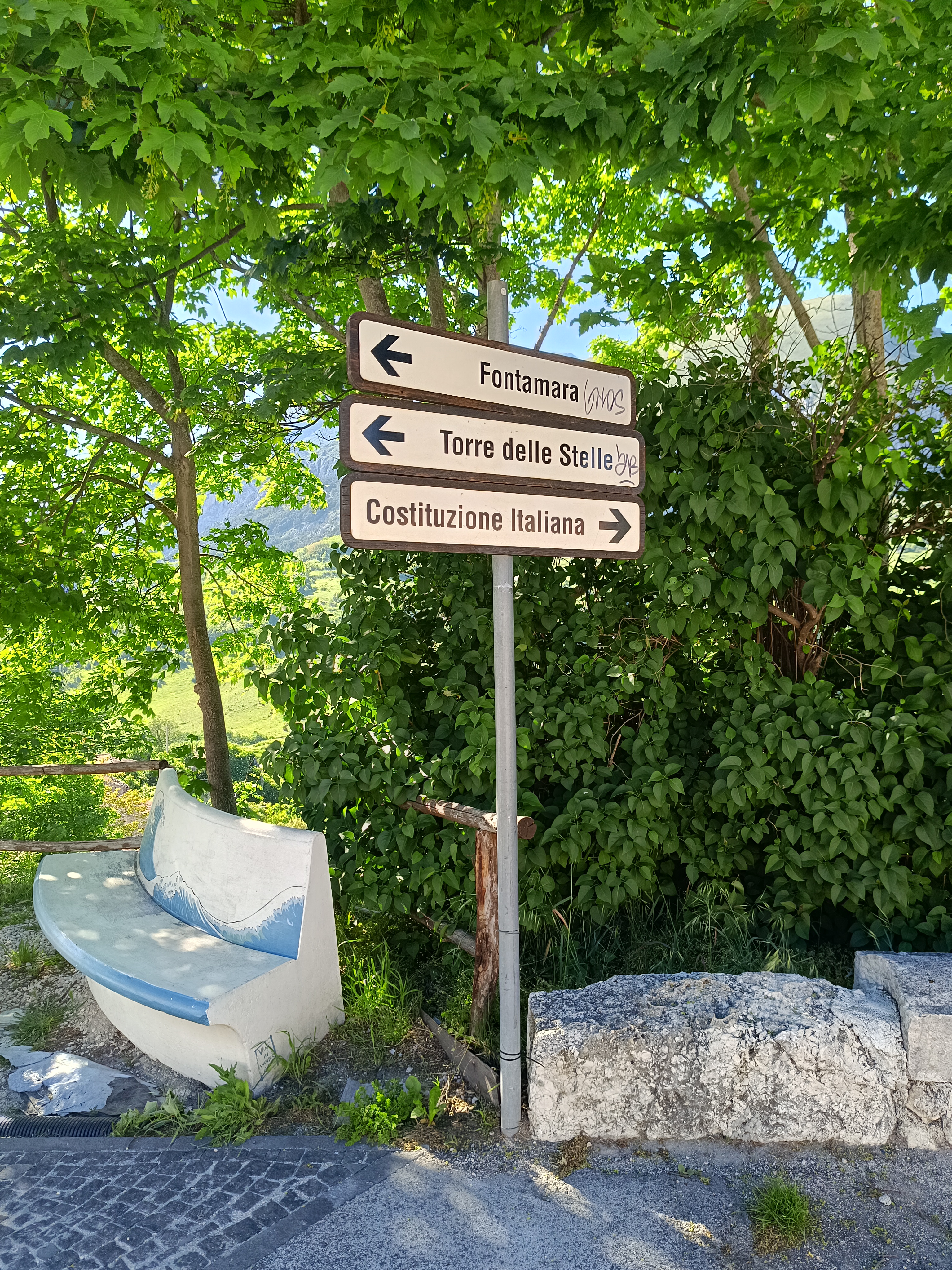 The shaded bench at the belvedere of Aielli