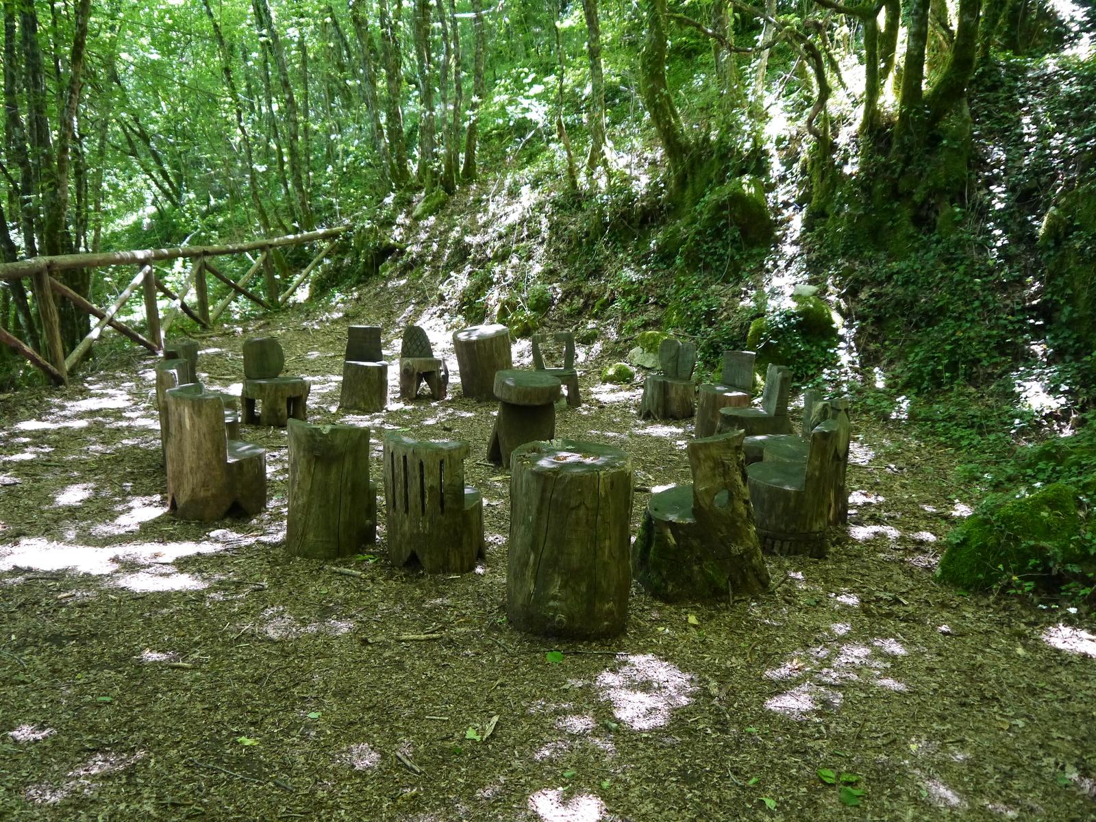 Path through the woods leading to the caves, with a wooden sign for Grotta del Cervo