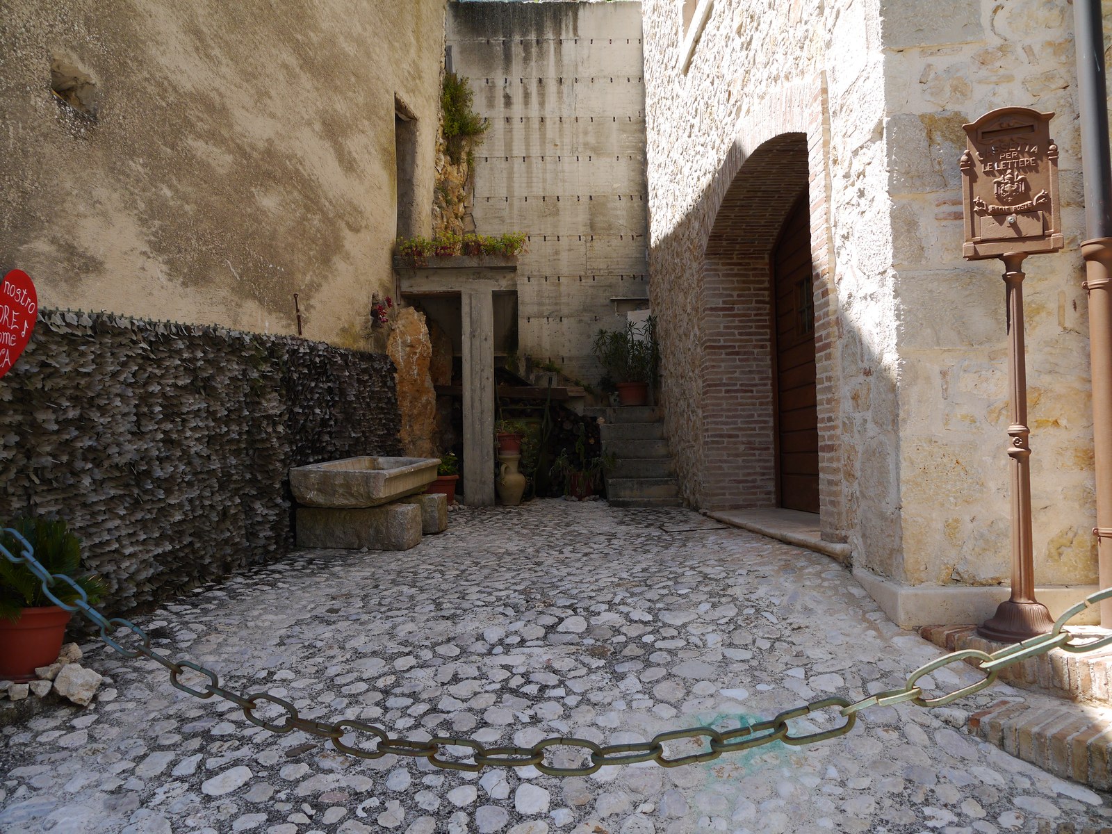 A narrow stone alley in Pietrasecca