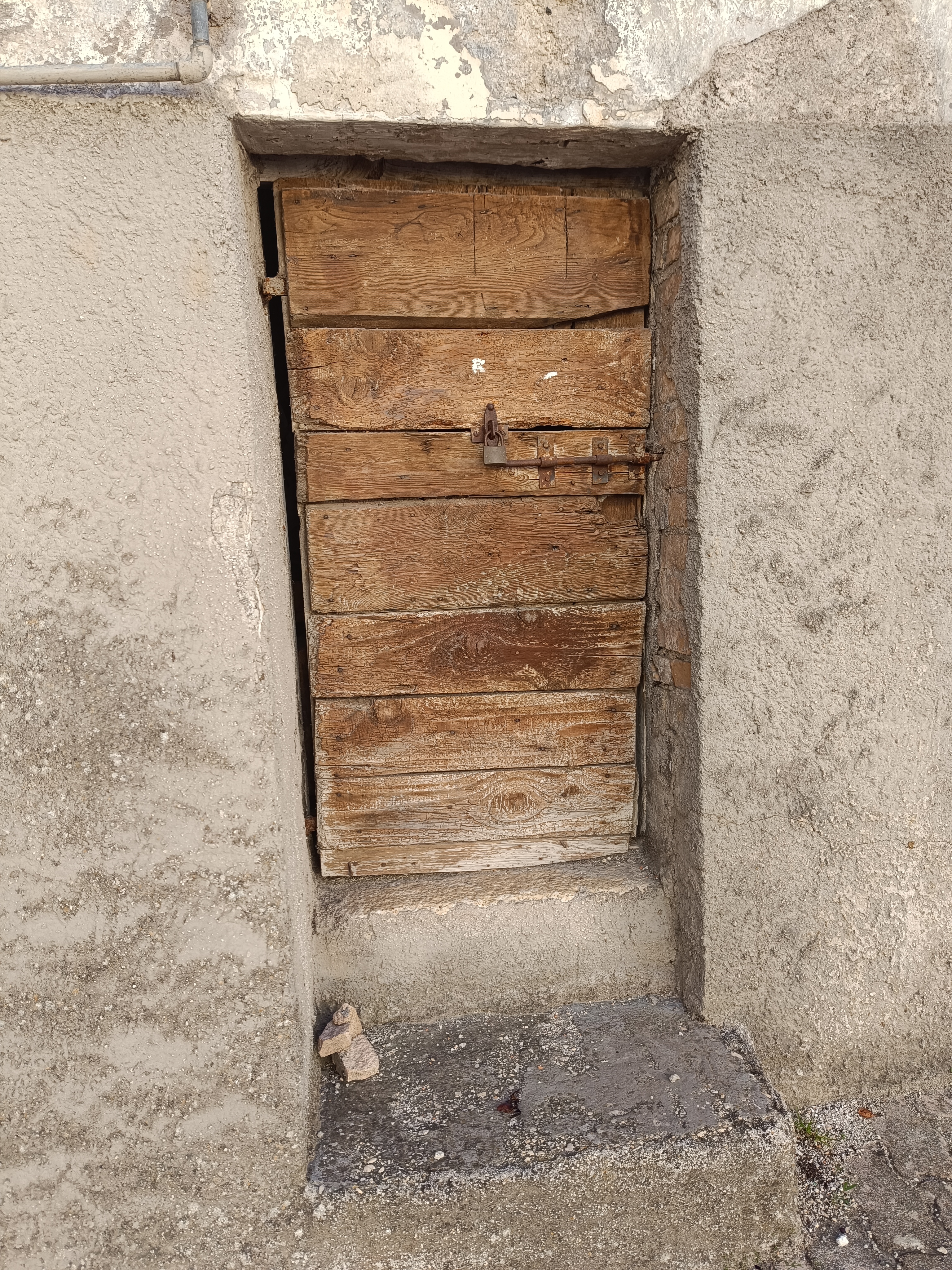 Old doorway of an ancient house in Aielli